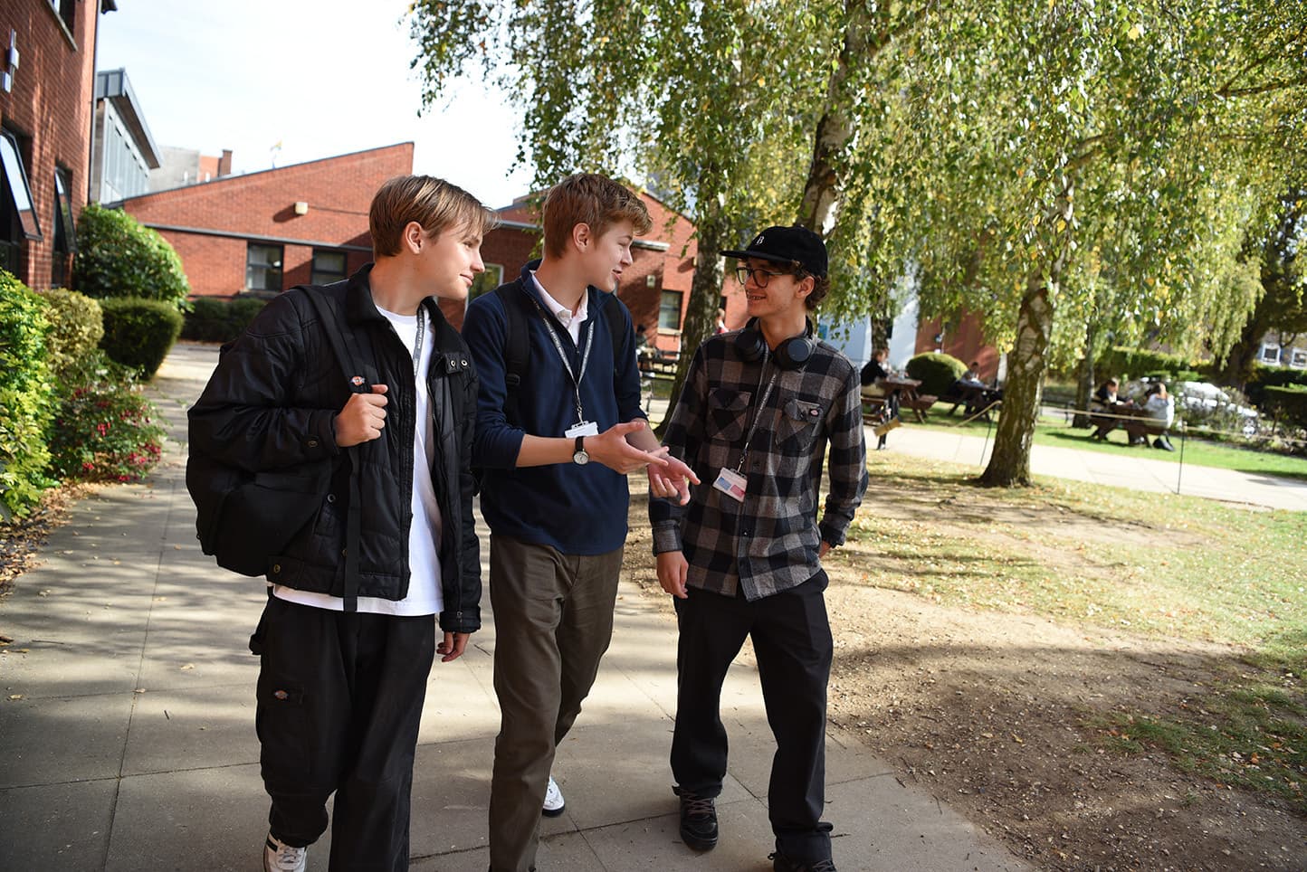 Three students towards the science building
